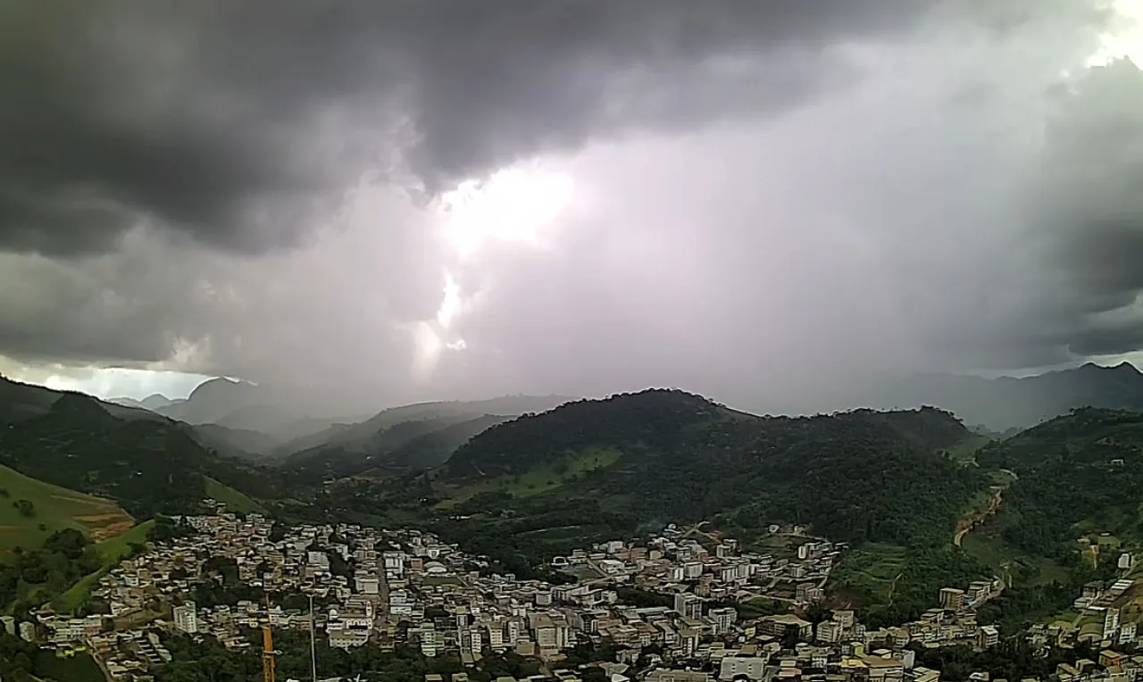 A imagem mostra a chegada da frente fria em uma cidade de Minas Gerais